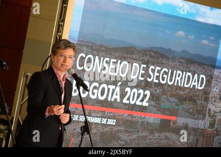 Bogota, Kolumbien. 06. September 2022. Die Bürgermeisterin von Bogota, Claudia Lopez, spricht mit den Medien nach einem sicherheitsrat im Bürgermeistergebäude von Bogota, aufgrund der Zunahme von Leichen, die in der Stadt Bogota, Kolumbien, gefunden wurden. 5. September 2022. Foto: Martin Galindo/Long Visual Press Kredit: Long Visual Press/Alamy Live News Stockfoto