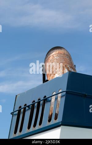 Blauer Abgastrichter auf einem Schiff Stockfoto