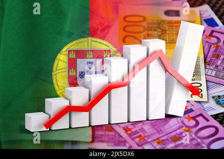 Wirtschaftsdiagramm – Abwärtspfeil, Euro-Bargeldscheine und Portugal-Flagge (Geld, Wirtschaft, Unternehmen, Finanzen, Krise) Stockfoto