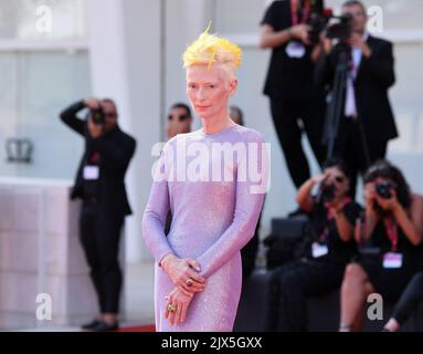 Venedig, Italien. 6. September 2022. Die Schauspielerin Tilda Swinton posiert auf dem roten Teppich zur Premiere des Films „die ewige Tochter“ während der Internationalen Filmfestspiele Venedig 79. in Venedig, Italien, am 6. September 2022. Quelle: Jin Mamengni/Xinhua/Alamy Live News Stockfoto