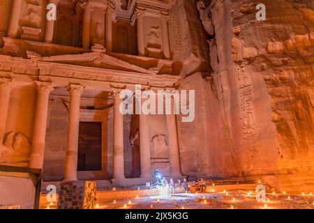 Schatzkammer beleuchtete Nacht Präsentation kleine Feuer Petra Jordan erbaut von Nabataens im Jahr 100 v. Chr. Petra in der Nacht ist spezielle Präsentationen für Touristen Stockfoto