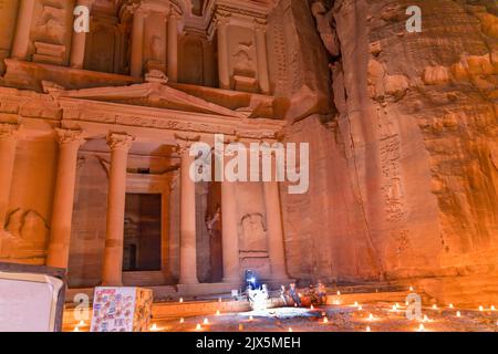 Schatzkammer beleuchtete Nacht Präsentation kleine Feuer Petra Jordan erbaut von Nabataens im Jahr 100 v. Chr. Petra in der Nacht ist spezielle Präsentationen für Touristen Stockfoto