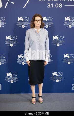 Lido Di Venezia, Italien. 06. September 2022. Die Regisseurin Joanna Hogg nimmt am 06. September 2022 in Venedig, Italien, an der Fotoschau für „die ewige Tochter“ des Internationalen Filmfestivals 79. in Venedig Teil. © Foto: Cinzia Camela. Kredit: Unabhängige Fotoagentur/Alamy Live Nachrichten Stockfoto
