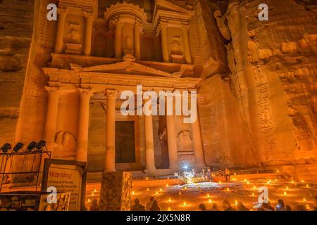 Schatzkammer beleuchtete Nacht Präsentation kleine Feuer Petra Jordan erbaut von Nabataens im Jahr 100 v. Chr. Petra in der Nacht ist spezielle Präsentationen für Touristen Stockfoto