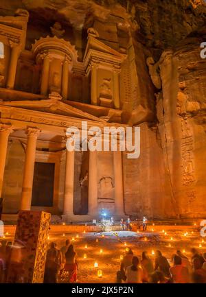 Schatzkammer beleuchtete Nacht Präsentation kleine Feuer Petra Jordan erbaut von Nabataens im Jahr 100 v. Chr. Petra in der Nacht ist spezielle Präsentationen für Touristen Stockfoto