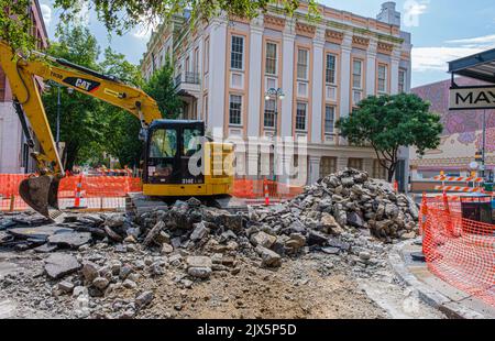 NEW ORLEANS, LA, USA - 9. SEPTEMBER 2020: Caterpillar Bagger bricht die Straßenoberfläche auf der Lafayette Street in der Innenstadt von New Orleans auf Stockfoto