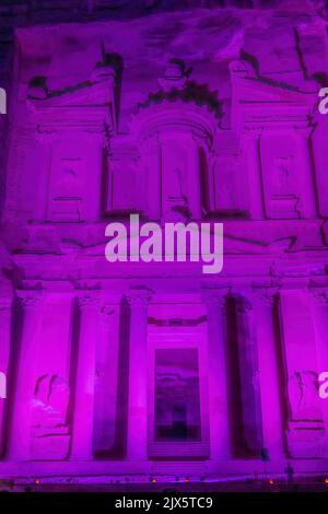 Purple Treasury beleuchtete Nacht kleine Feuer Petra Jordan erbaut von Nabataens im Jahr 100 v. Chr. Petra in der Nacht ist spezielle Präsentationen für Touristen Stockfoto