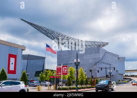 NEW ORLEANS, LA, USA - 9. SEPTEMBER 2020: Stadtbild mit dem National World war II Museum von der Camp Street Stockfoto