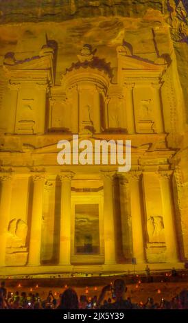 Gelbe Schatzkammer beleuchtete Nacht kleine Feuer Petra Jordan erbaut von Nabataens im Jahr 100 v. Chr. Petra in der Nacht ist eine besondere Präsentation für Touristen Stockfoto