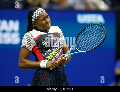 New York, USA, 6., September 2022. DER US-Tennisspieler Coco Gauff reagiert während des US Open Turniers im Billie Jean King National Tennis Center am Dienstag, dem 06. September 2022. © Jürgen Hasenkopf / Alamy Live News Stockfoto