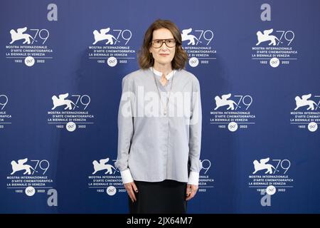 Lido Di Venezia, Italien. 06. September 2022. Die Regisseurin Joanna Hogg nimmt am 06. September 2022 in Venedig, Italien, an der Fotoschau für „die ewige Tochter“ des Internationalen Filmfestivals 79. in Venedig Teil. © Foto: Cinzia Camela. Kredit: Unabhängige Fotoagentur/Alamy Live Nachrichten Stockfoto