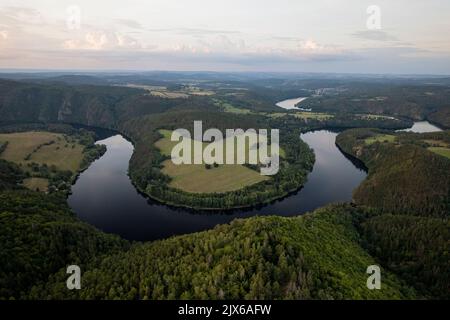 Am frühen Morgen Blick auf den Vltava River Canyon hufeisenförmig schlängelt sich über den Fluss gegenüber dem Solenice Aussichtspunkt. Aus der Vogelperspektive Flussband Tschechische Republik Stockfoto