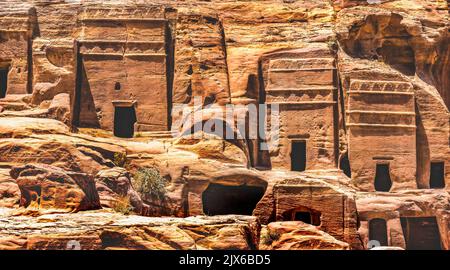 Felsgräber Morgen Straße der Fassaden Petra Jordan erbaut von Nabataens in 200 v. Chr. bis 400 n. Chr. Canyon Wände ändern rosarot am Nachmittag, wenn die Sonne untergeht Stockfoto