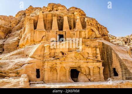 Obelisk Tomb Bab el-siq Triclinium Outer Siq Morning Petra Jordan vor dem Eingang ändern sich die Farben am Nachmittag Stockfoto