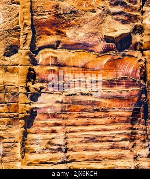 Farbenfrohe Felsgräber Morning Street of Facades Petra Jordan erbaut von Nabataens im Jahr 200 v. Chr. bis 400 n. Chr. Gräber haben viele Abstracts aus der Nähe Magnesium in Fels Stockfoto