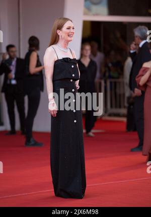 Venedig, Italien. 06. September 2022. VENEDIG, ITALIEN. 6. September 2022: Julianne Moore bei der Premiere von 'The Eternal Daughter' auf den Internationalen Filmfestspielen von Venedig 79.. Picture: Kristina Afanasyeva/Featureflash Credit: Paul Smith/Alamy Live News Stockfoto