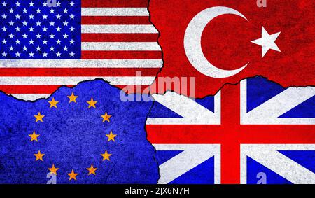 Flaggen der Vereinigten Staaten von Amerika (USA), des Vereinigten Königreichs (UK), der Europäischen Union (EU) und der Türkei an einer Wand mit Riss. USA Großbritannien Türkei EU-Beziehung Stockfoto
