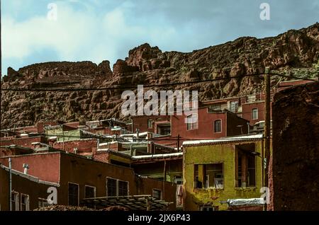 Abyaneh, Iran, 17. Februar 2022: Abyaneh Dorf mit roten Ziegelhäusern und Flachdächern, mit engen Gassen am Hang der roten Berge Stockfoto