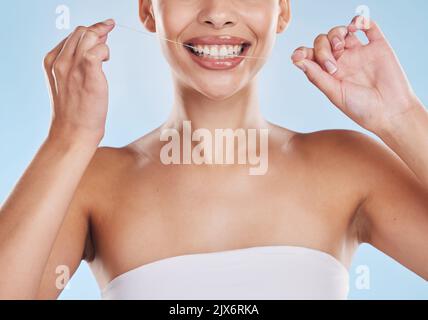 Zahnseide, Zähne und gesundes Lächeln mit einer schönen jungen Frau Zahnseide für Mundhygiene und Zahnfleischgesundheit. Nahaufnahme einer glücklichen Frau, die sie putzte Stockfoto