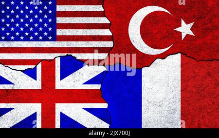 Flaggen der USA, Frankreichs, Großbritanniens und der Türkei an einer Wand mit Riss. Großbritannien, Frankreich, Amerika und die Türkei Flaggen zusammen. USA Türkei Vereinigtes Königreich Frankreich Allianz Stockfoto