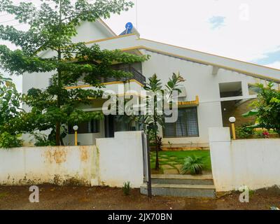 Bungalow oder Farmhaus Außenansicht in Indien. Stockfoto