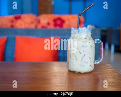 Frischer Milchtee in einem Glas auf einem Holzboden. Mit freiem Platz Stockfoto