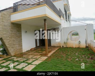 Bungalow oder Farmhaus Außenansicht in Indien. Stockfoto