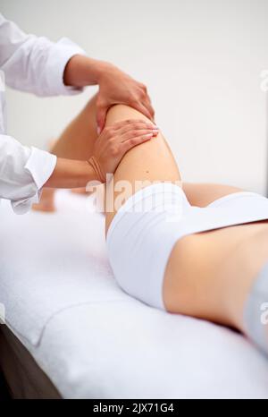 Das ist genau der Ort, eine Frau, die eine Massage im Day Spa einweiden muss. Stockfoto