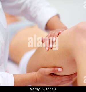 Entspannung. Eine Frau, die im Day Spa eine Massage einmassiert. Stockfoto