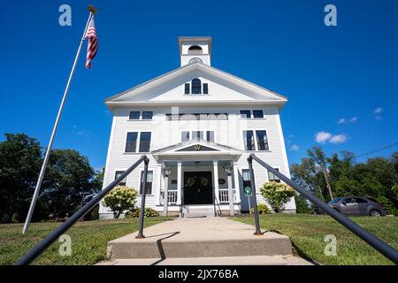 West Swanzey, NH USA - 12. August 2022 - Whitcomb Hall an einem hellen klaren Tag Stockfoto