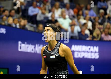 NEW YORK, NY - September 6: Die französische Caroline Garcia reagiert auf einen Punkt, den sie während ihres Viertelfinalmatches gegen Coco Gauff aus dem Vereinigten Staat im USTA Billie Jean King National Tennis Center am 6. September 2022 in New York City gewonnen hat. Garcia gewann in geraden Sätzen, um zum ersten US Open Semifinale vorzurücken ( Quelle: Adam Stoltman/Alamy Live News Stockfoto