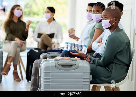 Reise-, Pass- und Covid-Compliance-Mitarbeiter mit Maske am Flughafen zur Sicherheit vor Corona-Virus in der Business Class. Geschäftsleute auf der ganzen Welt Stockfoto