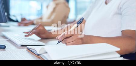 Schreiben, Schreiben und Arbeiten an einem Büronotizbuch und Online-Recherche auf einem Computer. Hände des Datenbankadministrators, ein Mitarbeiter, der eine ux plant Stockfoto