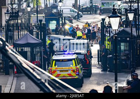 Foto zeigt: Boris Johnson und Carrie seine Frau verlassen Downing Street als Premierminister zum letzten Mal 6.9.22 Autokolonne verlässt mit einem Demonstranten in t Stockfoto