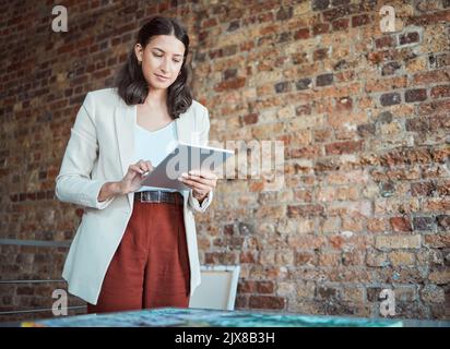 Ausstellung, Geschäftsfrau und Kunst arbeiten mit Tablet-Planung expo in der Galerie zeigen oder Veranstaltung. Management, Malerei und Design mit Startup und Stockfoto