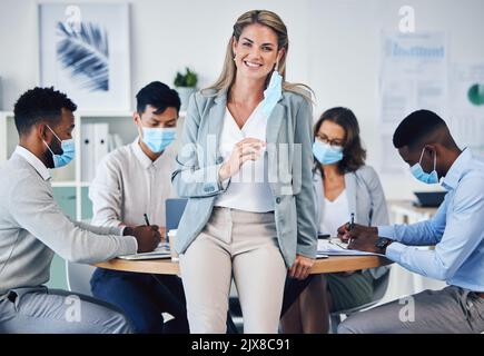 Meeting, Büro und Covid in der Teamzusammenarbeit von Geschäftsleuten und Führungspersönlichkeit in der Unternehmensplanung. Porträt einer Managerin glücklich zu Stockfoto