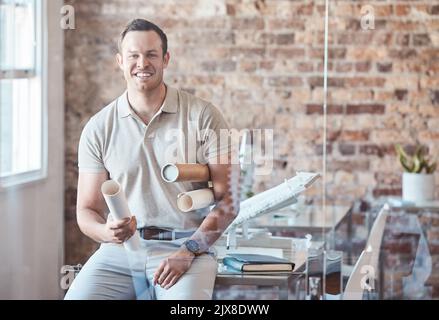 Architekt, Design und Blaupause mit Ingenieur Geschäftsmann arbeiten Bürobauunternehmen mit Baustellenplanung. Designer, Engineering und Stockfoto