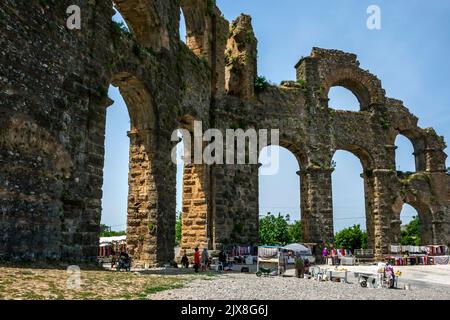 Ruinen des römischen Aquädukts, das die antike Stadt Aspendos in der türkischen Provinz Antalya mit Wasser versorgte. Stockfoto