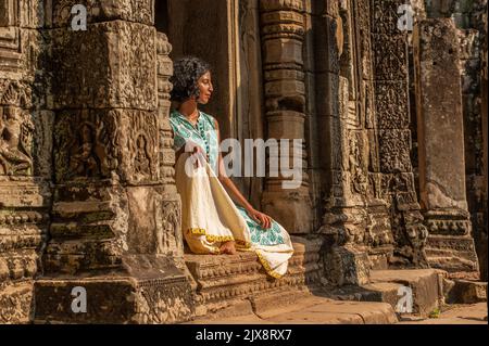Der indischen Frau in der Tür sitzen am Bayon, Angkor Thom, Tempel von Angkor, Provinz Siem Reap, Kambodscha. Credit: Kraig Lieb Stockfoto