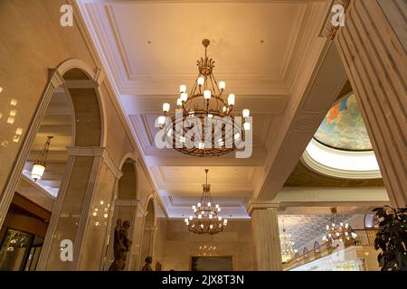 Das Innere des Radisson Collection Hotels (historischer Name Hotel Ukraina, im stalinistischen Empire-Stil gebaut, wurde in den Jahren 1953-1957). Moskau, Russland Stockfoto