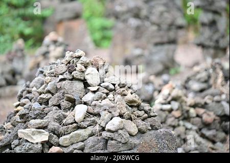 Die Steine stapelten sich zu einem Grab Stockfoto
