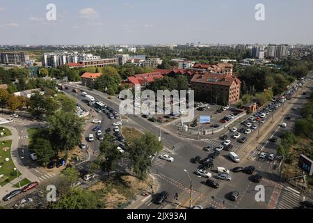 Bukarest, Rumänien - 6. September 2022: Verkehr von oben in Pipera, dem Unternehmens- und Finanzteil von Bukarest. Stockfoto