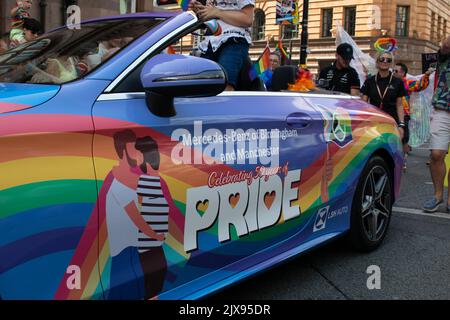 Manchester Pride Parade. Mercedes Benz Auto mit Regenbogen und Text bemalt feiert 50 Jahre Stolz. Themenmarsch für den Frieden. Stockfoto