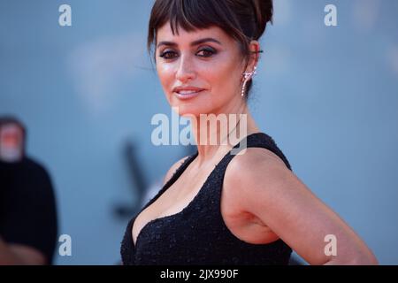 Lido Di Venezia, Italien. 06. September 2022. Penelope Cruz kommt am 6. September 2022 zur Vorführung des Films 'en Los Margenes' (On the Fringe), der im Rahmen des Internationalen Filmfestivals von Venedig 79. im Lido di Venezia in Venedig, Italien, beim Orizzonti-Wettbewerb vorgestellt wurde. © Foto: Cinzia Camela. Kredit: Unabhängige Fotoagentur/Alamy Live Nachrichten Stockfoto