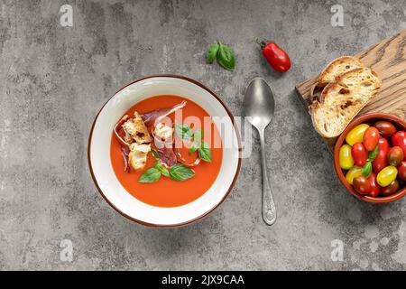 Traditionelle spanische Suppe Salmorejo, manchmal auch als Argoria oder Arvorio bekannt Stockfoto