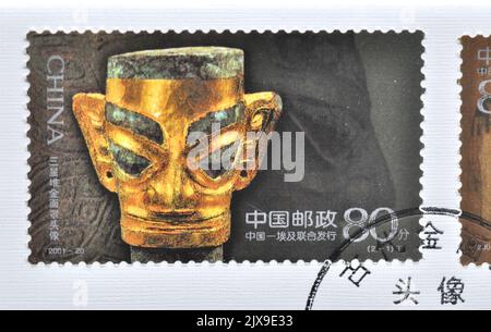 CHINA - UM 2001: Eine in China gedruckte Marke zeigt 2001-20, Scott 3141-42 Alte vergoldete und goldene Masken (Sino-Egypt Joint Issue), um 2001 Stockfoto