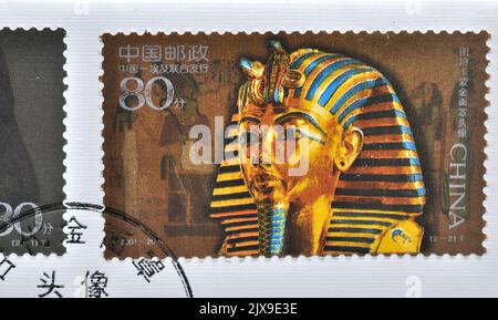 CHINA - UM 2001: Eine in China gedruckte Marke zeigt 2001-20, Scott 3141-42 Alte vergoldete und goldene Masken (Sino-Egypt Joint Issue), um 2001 Stockfoto