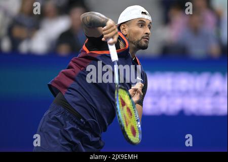 New York, USA. 06. September 2022. Nick Kyrgios aus Australien gibt einen Schuss zurück, als er Karen Khachanov aus Russland während des Viertelfinals der US Open Tennis Championships im USTA Billie Jean King National Tennis Center in Flushing Meadows Corona Park New York, 6. September 2022, spielt. (Foto von Anthony Behar/Sipa USA) Quelle: SIPA USA/Alamy Live News Stockfoto