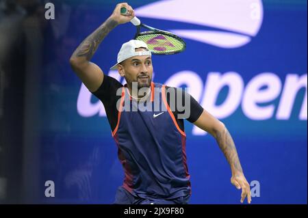 New York, USA. 06. September 2022. Nick Kyrgios aus Australien gibt einen Schuss zurück, als er Karen Khachanov aus Russland während des Viertelfinals der US Open Tennis Championships im USTA Billie Jean King National Tennis Center in Flushing Meadows Corona Park New York, 6. September 2022, spielt. (Foto von Anthony Behar/Sipa USA) Quelle: SIPA USA/Alamy Live News Stockfoto