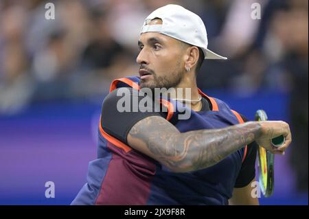 New York, USA. 06. September 2022. Nick Kyrgios aus Australien gibt einen Schuss zurück, als er Karen Khachanov aus Russland während des Viertelfinals der US Open Tennis Championships im USTA Billie Jean King National Tennis Center in Flushing Meadows Corona Park New York, 6. September 2022, spielt. (Foto von Anthony Behar/Sipa USA) Quelle: SIPA USA/Alamy Live News Stockfoto